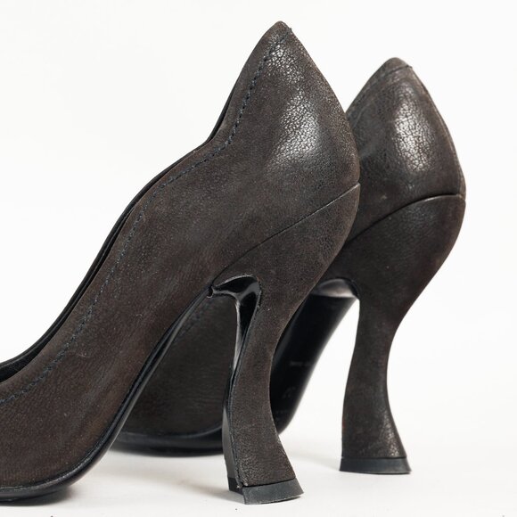 Prada AW/04 Sculptured Curves Black Leather Pumps - Picture 7 of 8